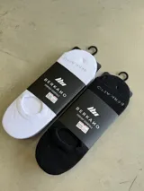 Pack de dos pares de medias invisibles de la marca Berkaio, un par en color blanco y otro en color negro.