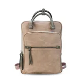 Mochila de diseño combinado en tres tonos, confeccionada en símil cuero. Cuenta con doble bolsillo frontal con cierre, asa de mano superior y correas regulables. El interior posee gran capacidad, con dos bolsillos con cierre y un compartimento abierto para celular.