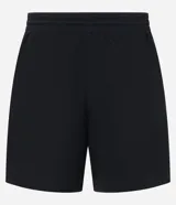 Bermuda deportiva de baloncesto color negro, confeccionada en tejido de malla texturizada, con cintura elástica, cordón ajustable y bolsillos laterales. Presenta una etiqueta pequeña aplicada en el bajo izquierdo.