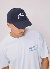 Gorra Rusty modelo Guttid de color azul marino, con el logo de la marca bordado en color blanco en la parte frontal.