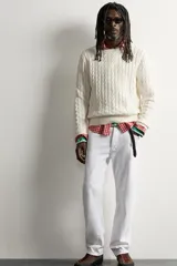 Sweater de punto verde con diseño de trenzas, cuello redondo y manga larga, de corte regular fit y acabados en rib.