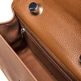 Bandolera de diseño estructurado en color marrón con textura granulada. Cuenta con una manija superior fija, correa larga ajustable y extraíble, y un cierre frontal tipo giratorio metálico. Incluye el logo de la marca en la solapa.