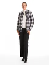 Sobrecamisa de tejido soft con interior afelpado, diseño a cuadros en tonos azules y blancos, cuello con solapa, cierre frontal con botones y bolsillos aplicados en el pecho.