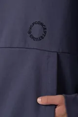 Buzo canguro oversize de frisa de algodón premium en color azul grisáceo. Presenta un diseño con recortes frontales, bolsillo tipo canguro y un pequeño logo circular estampado en el pecho. Cuenta con puños y ruedo acanalados.