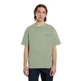 Remera verde claro de manga corta con pequeño estampado circular en el pecho, de corte holgado.