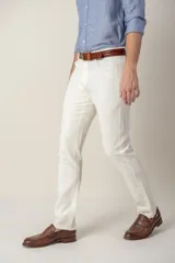 Pantalón de lino color beige, de corte recto y diseño clásico de cinco bolsillos.