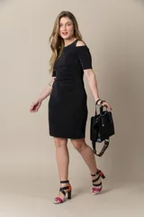 Vestido negro de lurex con hombros descubiertos, manga corta caída y drapeado en la cintura.