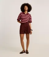 Short de sastreria color bordó, de talle alto con pinzas y trabillas para cinturón.