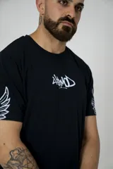 Remera negra de algodón elastizado con estampado blanco en el frente y en las mangas.