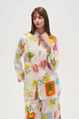 Camisa de algodón con estampado de motivos tropicales, corte holgado, con botones y cuello camisero.