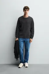 Camiseta de manga larga con cuello redondo, confeccionada en tejido de algodón con textura tipo waffle y acabados en rib.