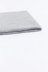 Cuello de punto doble con textura fantasía, diseño versátil y abrigado.