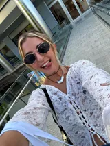 Gargantilla negra con dije plateado en forma de gota.