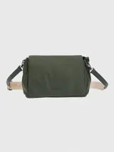 Cartera tipo bandolera Hush Puppies en color verde oliva, con solapa frontal y logo metálico de la marca. Cuenta con una correa ajustable de diseño bicolor con detalles de la marca.