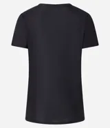 Remera deportiva femenina de manga corta, color negro, confeccionada en microfibra de helanca. Posee escote redondo y estampado localizado en formato de ondas en el lateral delantero en tonos verde, lila y rosado.