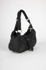 Cartera marrón de símil cuero con detalles de pespuntes y apliques de tachas metálicas. Cuenta con hebilla, dos asas fijas y un bolsillo adicional en su interior.