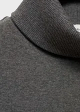 Musculosa gris con cuello alto y corte recto, sin mangas.