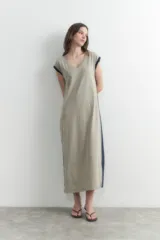 Vestido largo verde oliva con escote en V, sin mangas y detalle de botones a presión en los laterales.