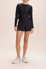 Camiseta de manga larga con calce ajustado y recortes anatómicos. Confeccionada en tejido técnico con superficie texturada y perforada que favorece la respirabilidad y el secado rápido.