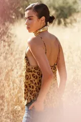 Top de viscosa jacquard con estampado animal print tipo pantera, de corte recto, escote en V con ribete bordado y tirantes finos ajustables.