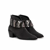 Bota corta de gamuza color gris oscuro, con taco medio ancho y punta fina. Cuenta con un aplique desmontable alrededor del tobillo decorado con lentejuelas y apliques metálicos.