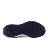 Championes New Balance modelo 796, color blanco con detalles en azul marino y gris. Diseñados para tenis, cuentan con tecnología FuelCell en la entresuela para mayor amortiguación y una suela resistente para superficies de cancha.