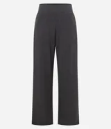 Pantalón recto de tejido anarruga color beige, con cintura elástica ancha y bolsillos laterales funcionales.