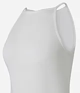 Body blanco sin mangas, confeccionado en tejido rib con textura acanalada y escote recto.