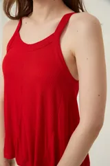 Musculosa roja de punto canale con breteles finos, corte holgado y escote cuadrado.