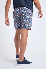 Short de baño con cintura elástica y cordón ajustable, confeccionado en tela ligera de secado rápido. Presenta un estampado botánico integral en tonos amarillos, blancos y azules, con dos bolsillos delanteros y uno posterior.