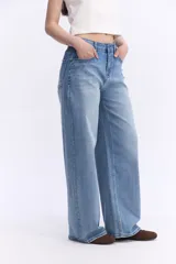 Jean wide leg de tiro alto, con piernas amplias y caída recta, en color negro con lavado desgastado.