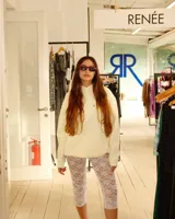 Calza blanca de encaje con diseño floral, de largo capri.