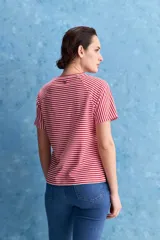 Remera de manga corta con diseño a rayas horizontales en azul marino y blanco, cuello redondo y mangas ranglán.