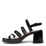 Sandalias de tacón cuadrado y plataforma, confeccionadas en material sintético con acabado charol brillante. Presentan un diseño de múltiples tiras finas sobre el empeine y cierre con hebilla ajustable en el tobillo.
