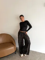 Remera de manga larga ajustada al cuerpo, con cuello redondo, confeccionada en lanilla.