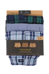 Pack de tres calzoncillos tipo bóxer de tela de algodón con cintura elástica. Incluye un calzoncillo a cuadros verdes y azules, uno liso celeste y uno a cuadros azules y blancos.