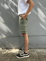 Bermuda de gabardina azul con bolsillos cargo laterales.