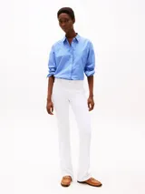 Pantalón jean blanco de corte bootcut y tiro medio, confeccionado en tejido denim elástico de algodón. Cuenta con cierre de cremallera con botón, cinco bolsillos, detalles distintivos de la marca y logo bordado en el bolsillo trasero.