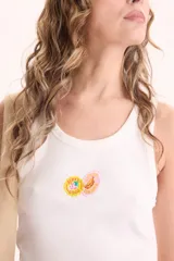 Musculosa tank top de rib de algodón color blanco, de calce ajustado, con cuello redondo y bordado delantero colorido.