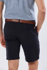 Bermuda clásica azul marino confeccionada en gabardina liviana de algodón con elastano, de corte recto y diseño liso.