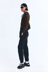 Remera deportiva de manga larga con tecnología DryMove, color marrón, de corte ajustado y cuello redondo.