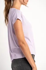 Remera celeste de punto canalé, corte holgado y mangas cortas.