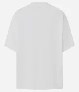 Remera de algodón con corte boxy, cuello redondo y mangas cortas. Presenta una estampa frontal de la cantante Lisa con tonos rosados.
