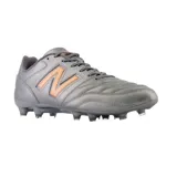 Championes de fútbol New Balance 442 V2 Team FG color gris con logo naranja.