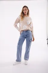 Pantalón jean cargo celeste de corte recto, con bolsillos laterales con solapa y bolsillos traseros.