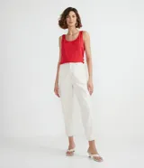 Musculosa femenina color rojo, con tirantes anchos y escote redondo, confeccionada en viscosa.