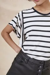 Remera blanca con rayas horizontales negras, cuello redondo y mangas cortas con volados.