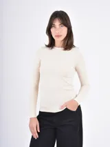 Remera de manga larga con cuello redondo, confeccionada en tejido liso de color negro.