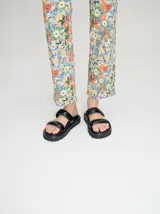 Sandalias de dos tiras anchas acolchadas en cuero vacuno con acabado brillante. Presentan una plantilla con el logo de la marca estampado y una plataforma de goma en color marrón.