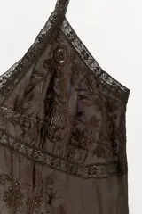 Top de tirantes finos con escote en pico, confeccionado en viscosa con bordados a tono, aplicaciones de abalorios y terminaciones en puntilla.